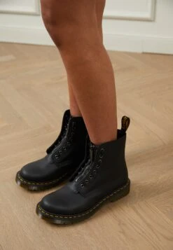 Dr. Martens 1460 Pascal Frnt Zip 8 Eye Boot - Veterboots - Black -Bootsmith Hub Verkoopwinkel dca11ca030464be8a2399616acf43287