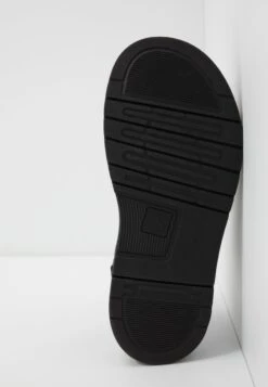 Dr. Martens Soloman 3 Strap - Sandalen - Black -Bootsmith Hub Verkoopwinkel e44eba959da742cc9b89e0a6586839c1