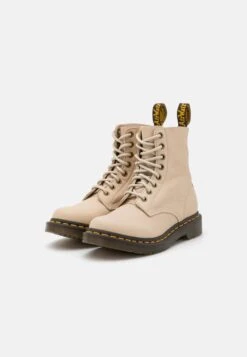 Dr. Martens 1460 Pascal - Veterboots - Parchment Beige Virginia -Bootsmith Hub Verkoopwinkel e54197df44f643f8bd7e46bb0908db06