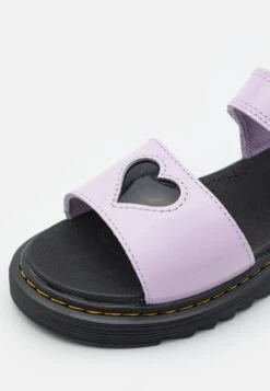 Dr. Martens Marlowe Hearts- Sandalen - Lilac -Bootsmith Hub Verkoopwinkel e57119b1ce114ab4ad10ee84e6fbbe75