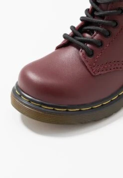 Dr. Martens 1460 T Softy - Korte Laarzen - Cherry Red -Bootsmith Hub Verkoopwinkel e77ef263b2a346cda89baa935e204388