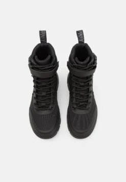 Dr. Martens Combs Tech -8 Eye Boot Unisex - Veterboots - Black -Bootsmith Hub Verkoopwinkel eb51adda559443f780059ca65e97d9a8