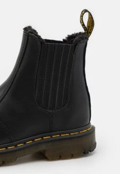 Dr. Martens 2976 Unisex - Korte Laarzen - Black Blizzard -Bootsmith Hub Verkoopwinkel ec06484d35294e378617be75a9ef0314