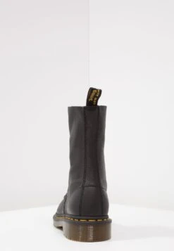 Dr. Martens 1490 10 Eye Virginia - Veterboots - Black 14 Dr. Martens 1490 10 Eye Virginia - Veterboots - Black -Bootsmith Hub Verkoopwinkel ed5f2936178b4d208fa609f9f29ddedd