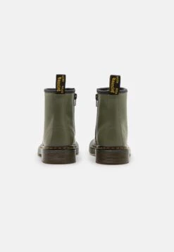 Dr. Martens 1460 Unisex - Veterboots - Khaki Green Romario -Bootsmith Hub Verkoopwinkel ede80b430c564b8090283daca981b983