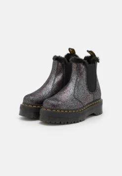 Dr. Martens 2976 Quad - Enkellaarsjes Met Plateauzool - Black/Silver Distressed Metallic -Bootsmith Hub Verkoopwinkel f24a3069363f4653b77f0ae4efa9a8cd