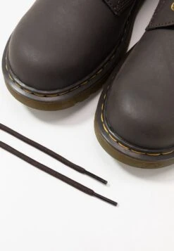 Dr. Martens 1460 Wildhorse Lamper - Veterboots - Dark Brown -Bootsmith Hub Verkoopwinkel f9cf72565eb14799a985f5ed80130662